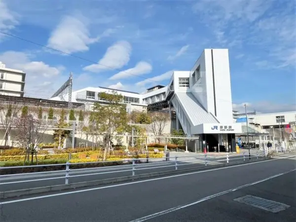 最寄り駅のＪＲ摩耶駅へは徒歩４分の距離。三ノ宮・大阪各方面へのアクセスもスムーズです。