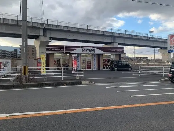ＷＡＳＨハウス大和高田根成柿店まで徒歩２分です。２４時間いつでも利用可能なコインランドリーです。