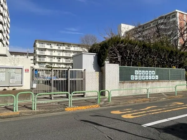 徒歩1分。物件の1階に位置しているため、毎日の送り迎えがしやすいです。定員119名の公立保育園です。