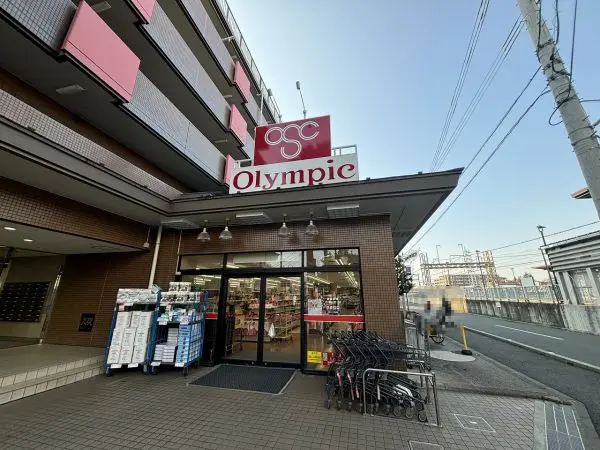徒歩2分。営業時間は10～21時。生鮮食品や冷凍食品、お惣菜などが販売されています。