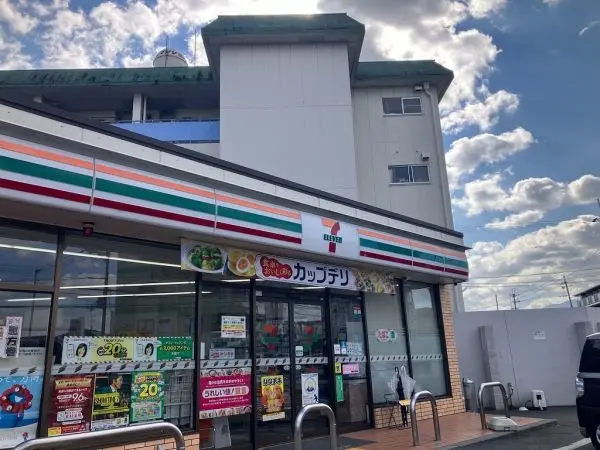 セブンイレブン大和高田三倉堂南店まで徒歩６分の立地です。徒歩でも十分アクセスしていただける距離です。