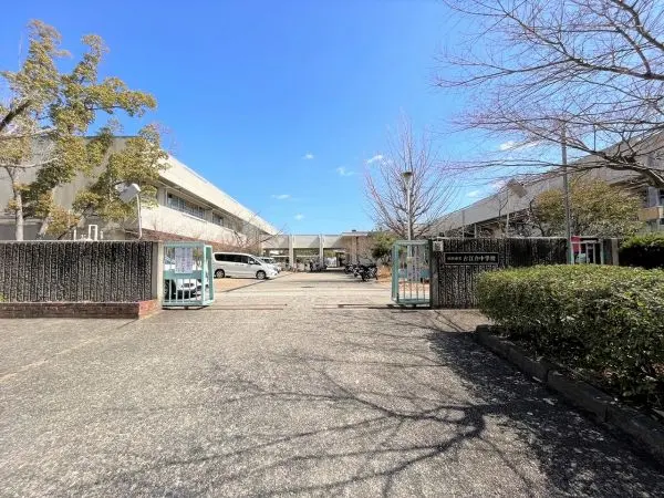 お子様の毎日の通学も負担が少なく、行事に参加される保護者の方も行き来のしやすい距離です。