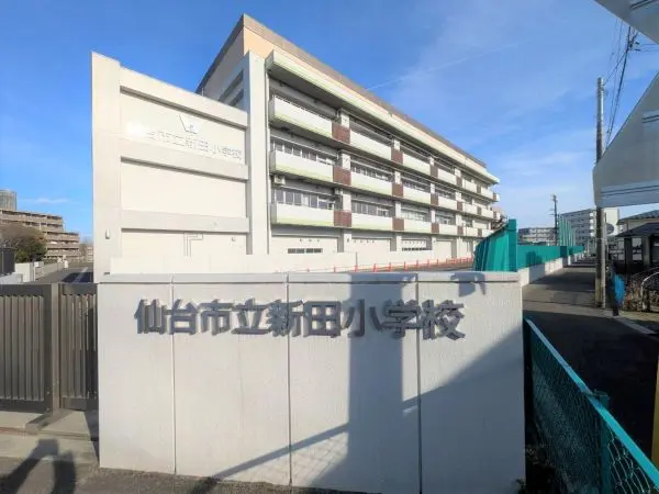 学校教育目標　心豊かでたくましく，学びを求め続ける子どもの育成
