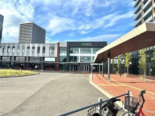 JR函館本線「苗穂」駅です。
マンションから空中回路で直結1分のところにあります。