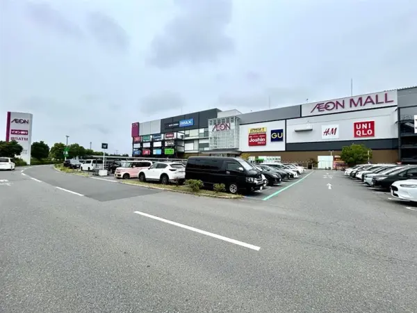 徒歩約49分。幅広い専門店が入っているため、日常生活で必要な商品が揃いそうです。