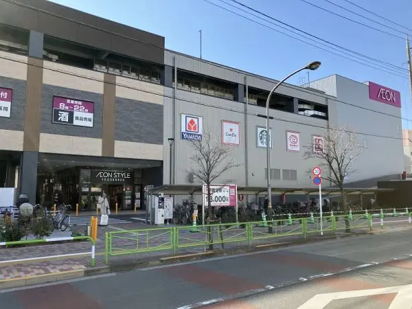 徒歩13分。スーパーの他、家電量販店や100円ショップ、飲食店などの専門店があります。