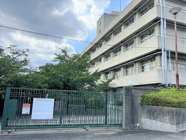 自分で考える(自立)つながる(貢献・感謝)思いやる(愛)が教育目標として掲げられています。