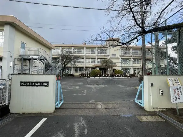 耳成南小学校まで徒歩８分の立地です。毎日のお子様の通学もしていただきやすい距離となっております。