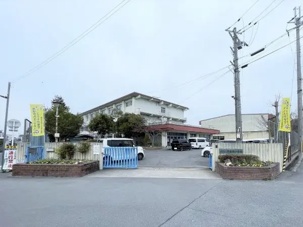 済美南小学校まで徒歩１１分の立地です。毎日のお子様の通学もしていただきやすい距離となっております。