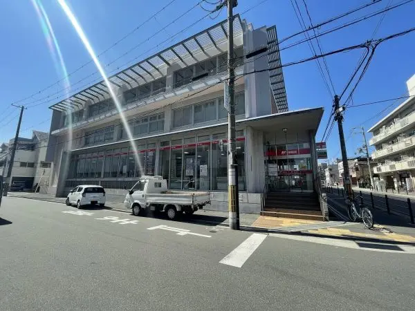 東淀川郵便局まで約徒歩5分。土日祝も郵便などの発送が可能な、ゆうゆう窓口が設置された支店です。