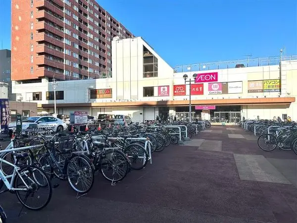 イオン東札幌店です。
マンションから徒歩12分のところにあります。
