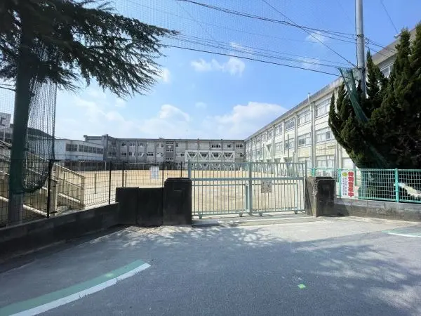 富雄北小学校まで徒歩７分です。
毎日のお子さまの通学もしていただきやすい距離となっております。