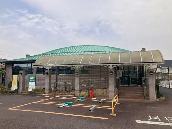 西岡医院まで徒歩５分。内科・皮膚科です。徒歩でも十分にアクセスしていただける距離となっております。