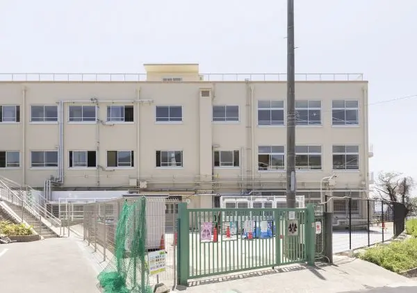 神戸市立御影北小学校までは徒歩８分です。