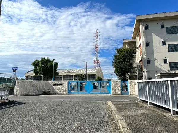 市立鳥飼東小学校：徒歩8分（約580m）
