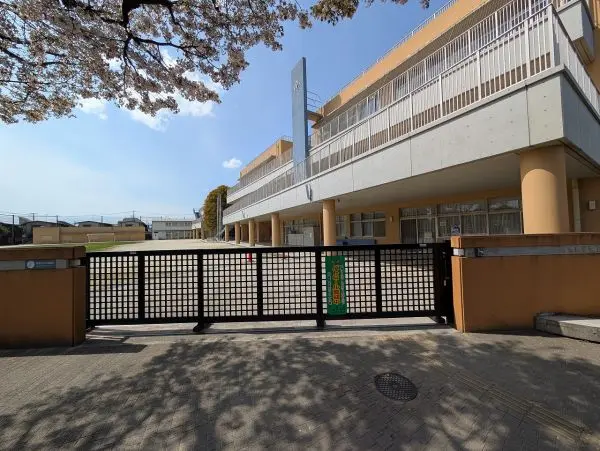 徒歩10分。行事などに参加される保護者の方にも嬉しい距離です。学校HPがあり教育目標などの公開あり。