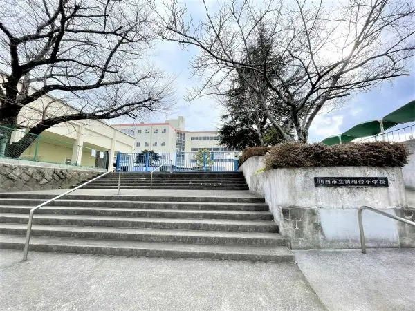 行事などに参加される保護者の方にも嬉しい距離です。HPに、学校生活の様子が写真付きで掲載されています