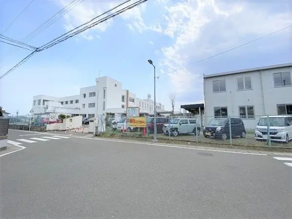 学校教育目標　学ぶ意欲と豊かな心をもち、心身共に健康でたくましい児童の育成