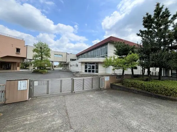 今井小まで徒歩圏内。子育てにやさしい住環境
小学校近くで安心。落ち着いた住まい探しに最適