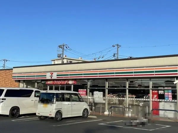 徒歩5分。24時間営業のコンビニエンスストアです。ちょっとした買い物も気軽に行ける距離にあります。