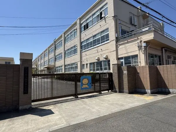 徒歩12分。あっという間に着きそうな距離です。里山探検や蚕の飼育、米作りなどの行事があります。