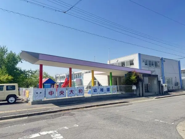 徒歩6分。お子様と会話を楽しみながら、歩いて登園できそうな距離です。