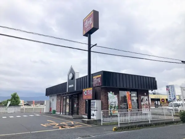 すき家奈良七条店まで徒歩１分です。その他、徒歩５分圏内に総合病院・西の京病院がある住環境です。