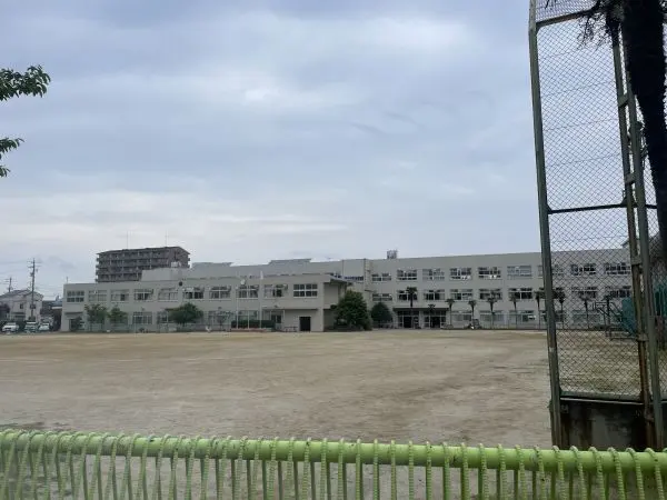 松葉小学校まで約180m 徒歩3分。低学年のお子様にも負担の少ない距離です。