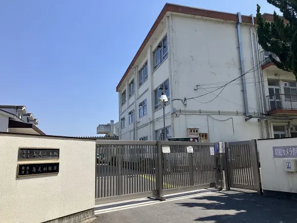 鳥見小学校まで徒歩１０分です。
毎日のお子さまの通学も元気に通っていただける距離となっております。