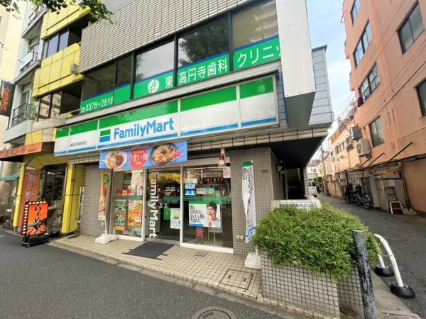 徒歩3分。24時間営業。セルフレジが設置されています。