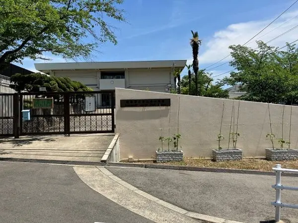 徒歩9分。
学校教育目標に「将来を自分らしく生きていく生徒の育成」が掲げられています。
