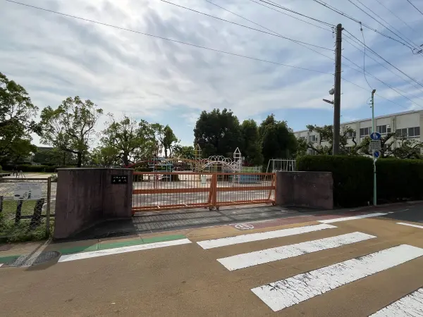 徒歩7分の距離です。