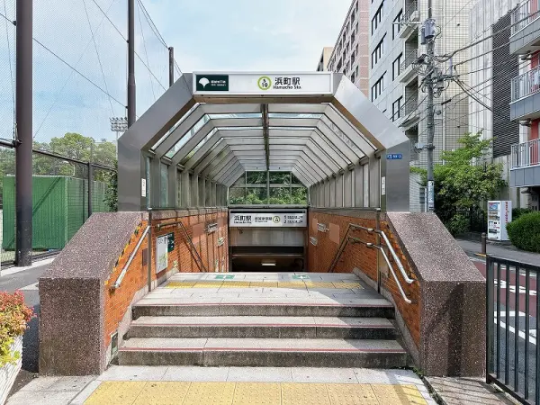 徒歩3分。新宿方面へ軽快にアクセス可能。「新宿」駅で京王線との相互直通運転が行われています。