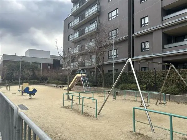 徒歩1分
マンション前に遊具のある公園がございます。