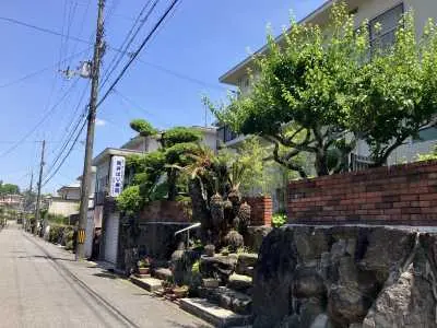 岡井はり療院まで徒歩2分です。
徒歩でも十分にアクセスしていただきやすい距離となっております。