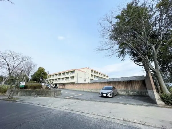 東登美ヶ丘小学校まで徒歩１０分です。毎日のお子様の通学もしていただきやすい距離となっております。