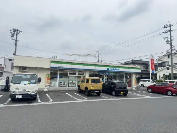 徒歩6分。24時間営業。E-netATM、マルチコピー機、セルフレジなどが設置されています。