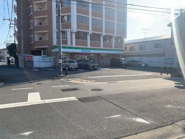 ファミリーマート生駒東松ケ丘店までは徒歩9分の立地です。毎日のお買い物もしていただきやすい距離です。