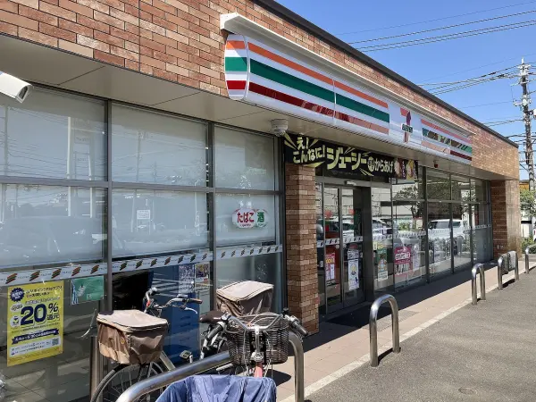 徒歩13分。セブンカフェ・セブンカフェスムージー・セブンミールなどが取り扱われている店舗です。