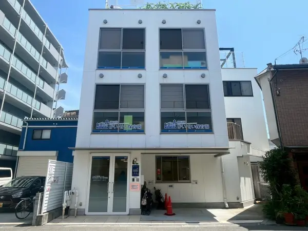 徒歩5分。通常保育のほか、延長保育(有料)が行われている保育園です。