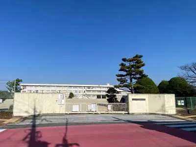 真菅小学校まで徒歩6分です。
毎日のお子さまの通学もしていただきやすい距離となっております。