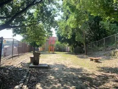 二名二丁目街区公園まで徒歩1分です。お子さまを連れてのお出かけもしていただきやすい距離です。