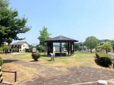 山吹公園まで徒歩3分です。小さなお子さまを連れてのお出かけもしていただきやすい距離となっております。