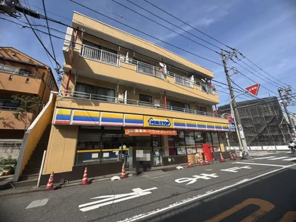 徒歩2分。24時間営業なので、食後のデザートや軽食などのご購入の際に気軽に立ち寄れます。