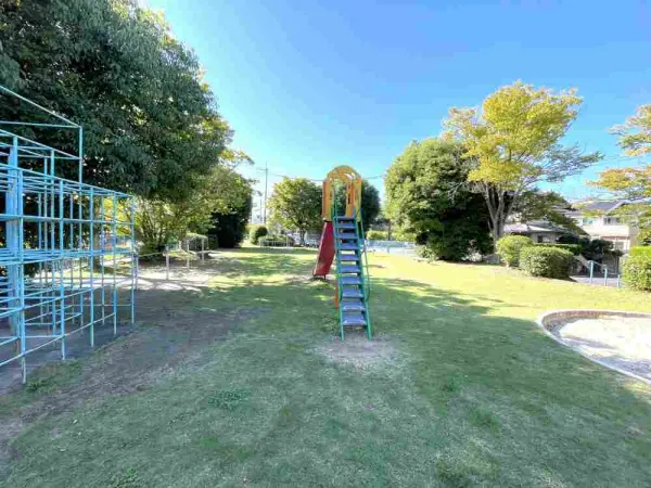 東登美ヶ丘3号児童公園まで徒歩1分です。お子さまを連れて毎日でもお出かけしていただきやすい距離です。