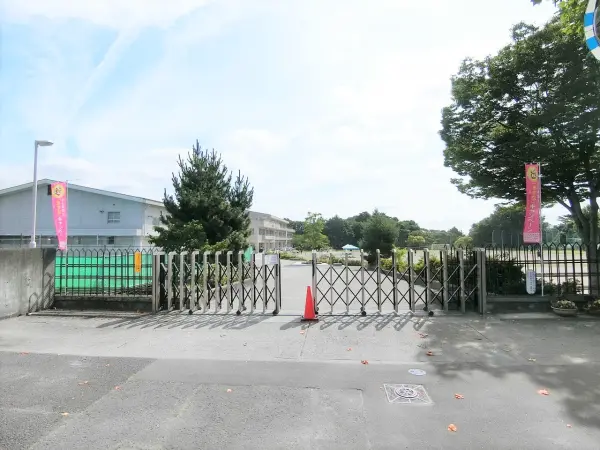 学校教育目標　豊かな心を持ち、遊んで学び高め合い、夢に向かってたくましく生き抜く子供の育成