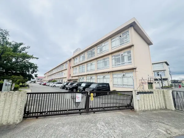 平岡南小学校までは徒歩約９分です。毎日のお子様の通学もしていただきやすい距離となっております。