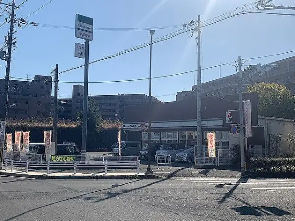 ファミリーマートエムズドラッグ学園大和町店まで約1分。コンビニとドラッグストアが併設されています。