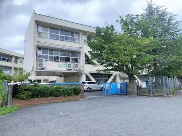 片桐西小学校まで徒歩5分です。毎日のお子さまの通学もしていただきやすい距離となっております。