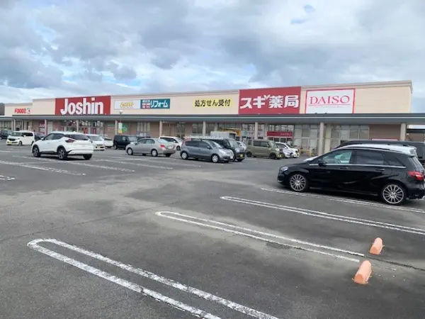 ダイソーオークワ橿原真菅店まで徒歩5分です。同敷地内にスーパーやドラッグストア等もございます。